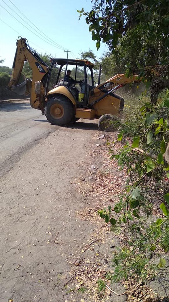 LIMPIEZA DE MALEZA A ORILLAS DE CARRETERA.